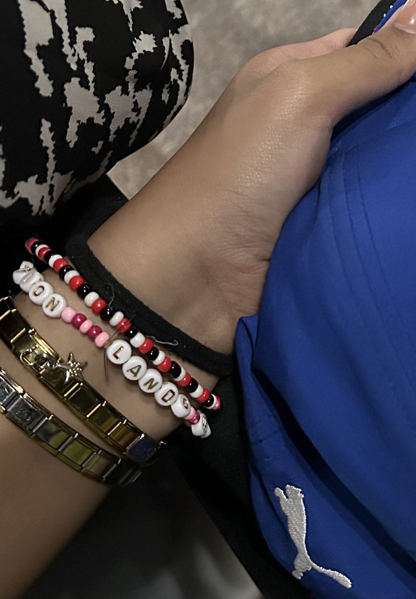 n4rr1ts's tweet image. Que recuerdos cuando aún la tenía en mis manos 😭😭😭 3 veces lo tuve que conocer para poder dársela