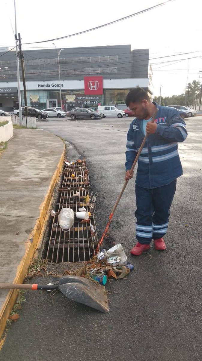 AdrianDeLaGarza's tweet photo. Hoy desde la madrugada, las cuadrillas de Servicios Públicos están limpiando las parrillas pluviales en toda la ciudad para prevenir encharcamientos.
Las lluvias continuarán, por lo tanto, mantendremos el operativo antes, durante y después de las precipitaciones, especialmente en las zonas más vulnerables.

Si ves a nuestros equipos trabajando, maneja con precaución y ayúdanos evitando tirar basura en las calles.
Cuidar Monterrey es tarea de todas y todos. #AquíSeResuelve