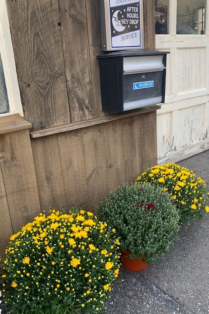 SalsAuto's tweet image. All of us at Sal’s Auto wish our friends, family💜, customers, + neighbors a Happy + SAFE Thanksgiving  holiday! Thank you 4 supporting Sal's Auto + AB businesses—shop + dine LOCAL.
Signs of fall @ Sal's Auto: GO PATS (AB Football)! 👏🏈+ AB X-country MUMS🌼
#ActonMA #Actonlocal