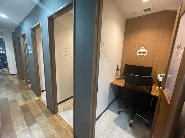 OFFICE_PASS's tweet photo. ＼NIKKEI OFFICE PASS 新規ワークスペース情報／

「いいオフィス」の個室・半個室、会議室が予約・利用できるようになりました。

外出先や出張先でも周囲を気にせずオンライン会議や集中作業ができる環境となっています。 https://t.co/H10YdKOjx7