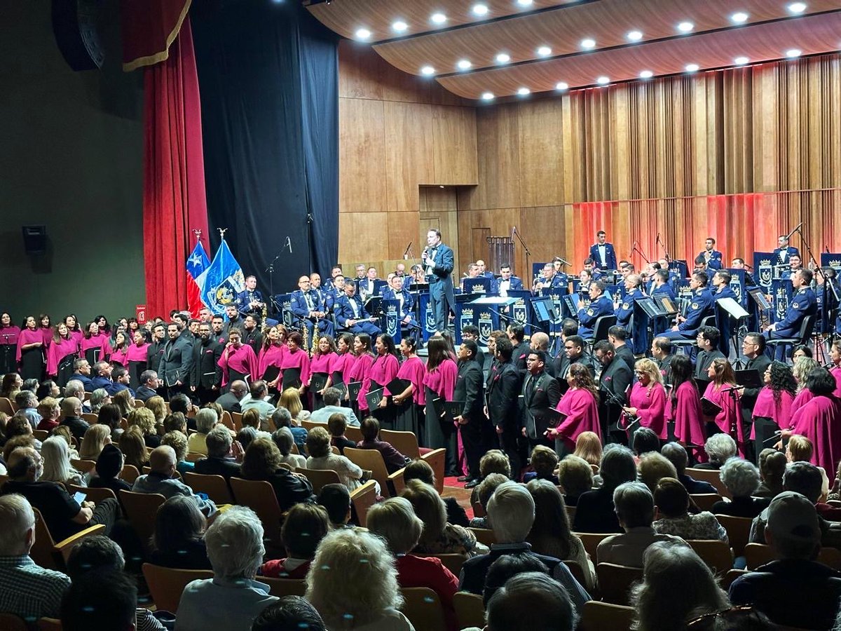 Exitosa presentación de la Banda Sinfónica #FACH en el Teatro Oriente de #Providencia, donde más de 800 adultos mayores disfrutaron un repertorio con obras de Verdi, Vangelis, John Williams y Edward Elgar, junto al coro Tabernáculos de Cristo.