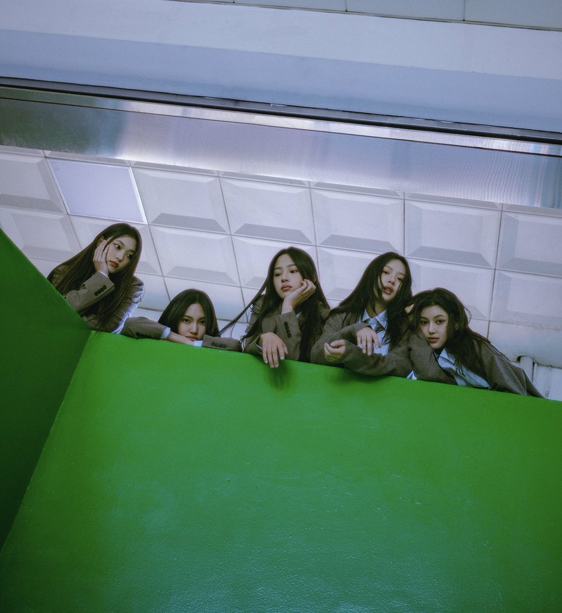 27日、日本レコード協会によると、NewJeansのシングルアルバム『OMG』の収録曲「Ditto」が、2025年10月基準で累積再生回数3億回を突破し、ストリーミング部門で「トリプルプラチナ」認定を獲得した