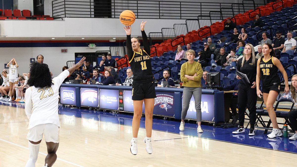 fhsuathletics's tweet image. A huge second half helped No. 4 WBB defeat MSU Denver 88-73. Ellie Stearns hit six 3-pointers, Brooke Loewe dished out a school-record 14 assists for the second time in five days and Talexa Weeter eclipsed 30 points for the the third time this season. fhsuathletics.com/news/2025/11/2…