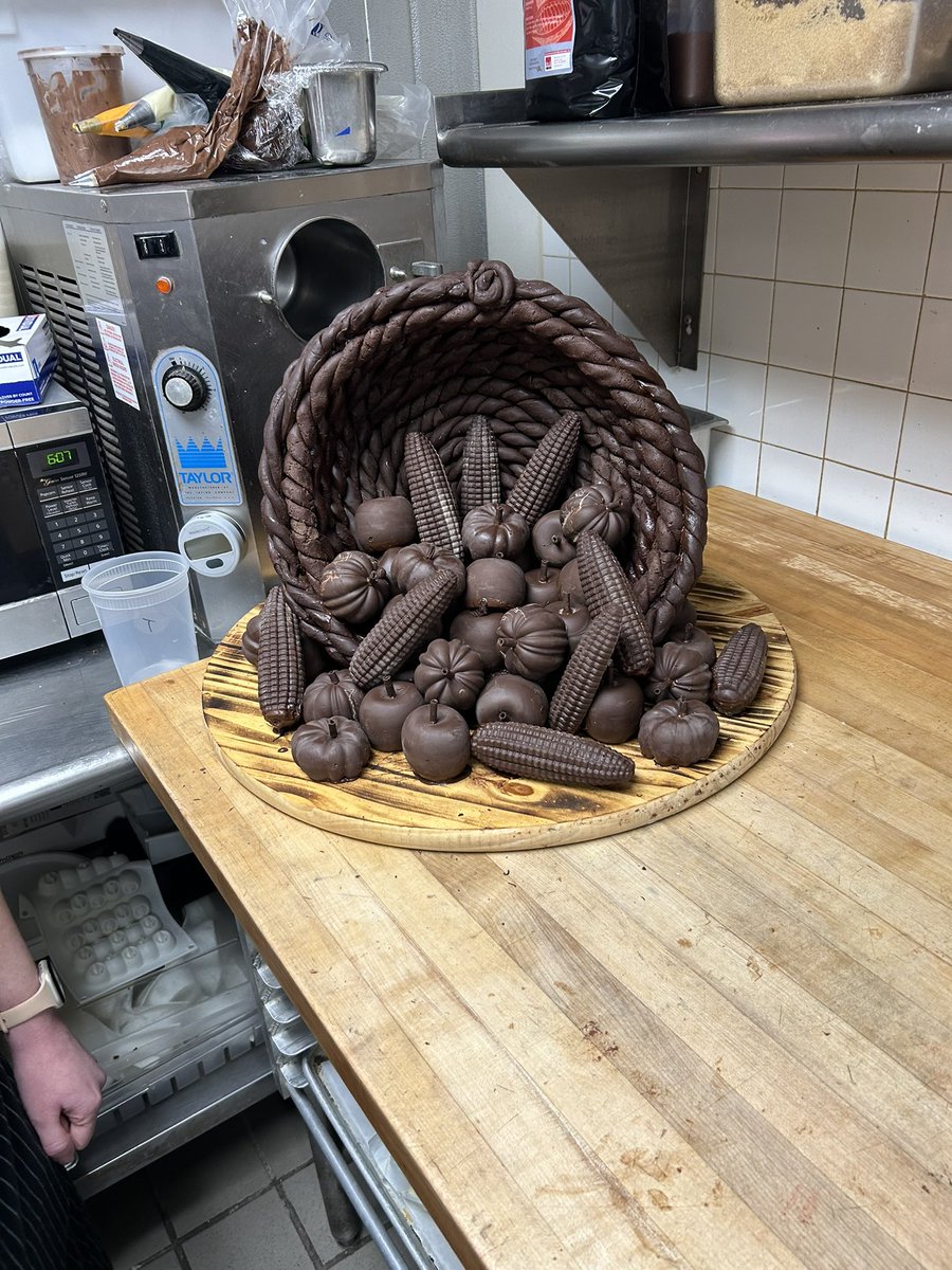 CrossTBlog's tweet image. My son is the head pastry chef at Southern Hills Country Club in Tulsa. This is this year’s Thanksgiving centerpiece. He always amazes me.