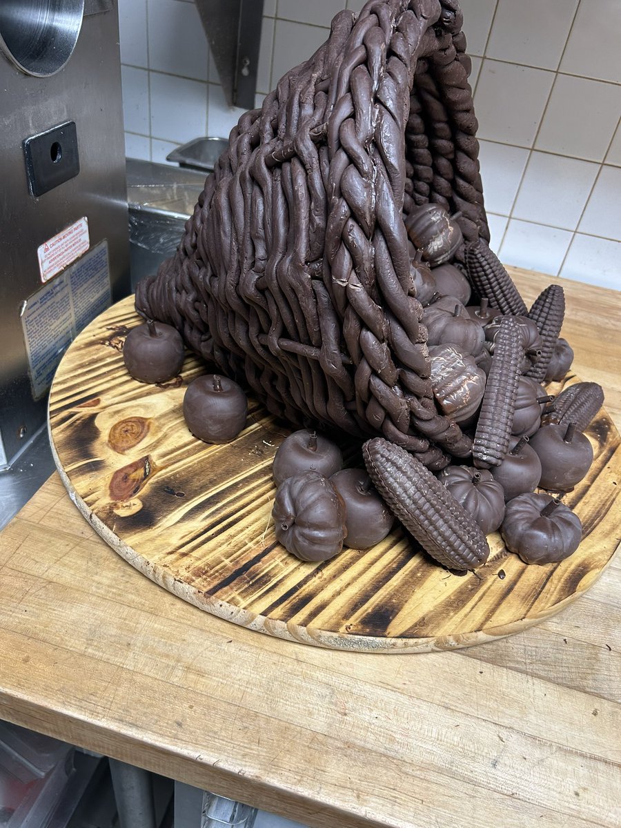 CrossTBlog's tweet image. My son is the head pastry chef at Southern Hills Country Club in Tulsa. This is this year’s Thanksgiving centerpiece. He always amazes me.