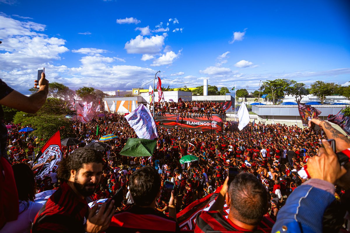 O meu amigo Fernando Gil chorou na transmissão da Cazé TV. Chorou como choram os homens que reaprenderam a sentir depois de muito tempo em silêncio. Chorou porque, quando o ônibus do Flamengo passou abraçado pela multidão, não era um ônibus: era a infância inteira dele