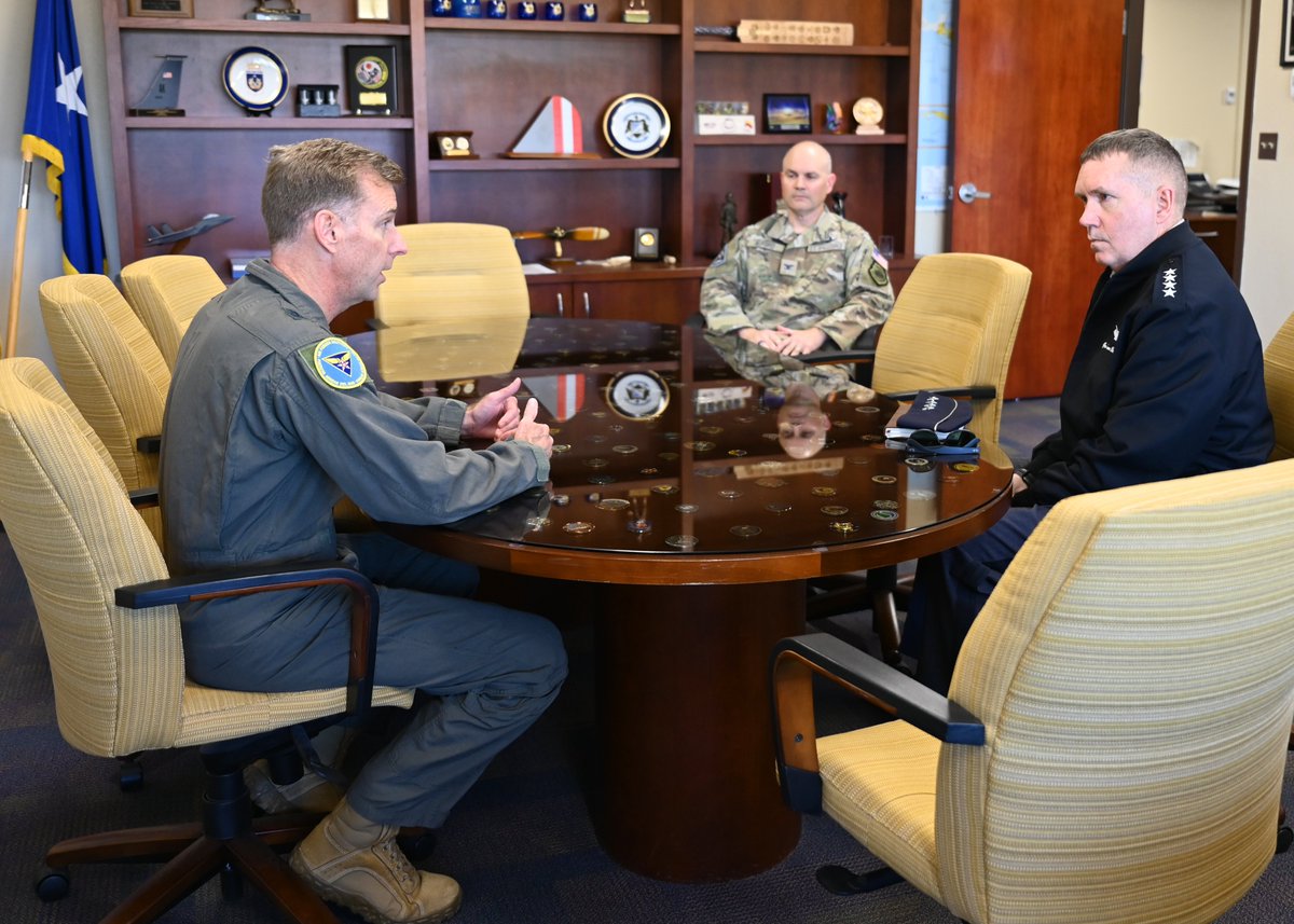 AFSOUTH's tweet image. AFSOUTH welcomed USSF Gen. Shawn N. Bratton for discussions focused on expanding space integration, enhancing regional partnerships, and driving joint mission success. Strong teamwork strengthens the hemisphere.