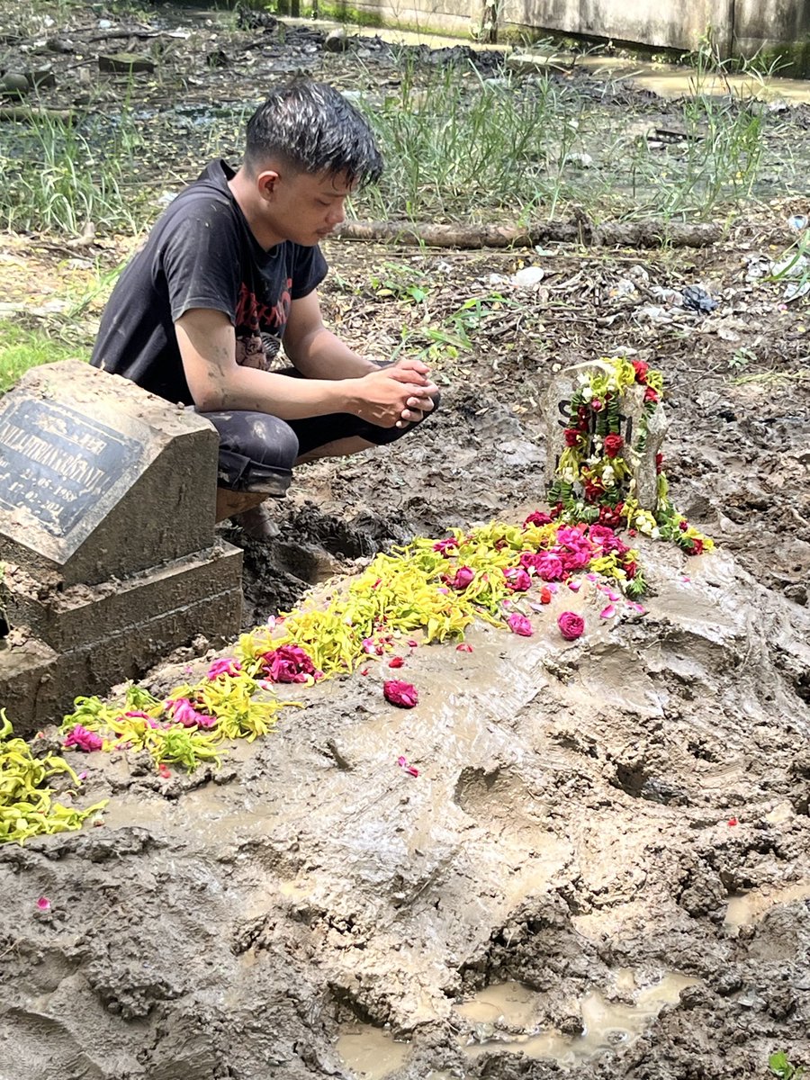 dimasbys's tweet image. hari yg saya takutkan akhirnya datang. selamat beristirahat dengan tenang surgaku. terima kasih sudah berjuang melawan rasa sakitmu, mama❤️