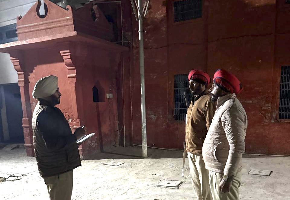 FaridkotPolice's tweet image. ਮਜ਼ਬੂਤ ​​ਨਾਕਾਬੰਦੀਆਂ 🚧 | ਚੌਕਸ ਗਸ਼ਤ 🚓 | ਰਿਸਪੌਂਸ ਟੀਮਾਂ ਨਾਲ ਹਰ ਰਾਤ ਸੁਰੱਖਿਅਤ 🚨

ਫਰੀਦਕੋਟ ਪੁਲਿਸ ਵੱਲੋਂ ਨਾਕਿਆਂ, ਗਸ਼ਤ ਅਤੇ ਪੀ.ਸੀ.ਆਰ ਮੋਟਰਸਾਈਕਲਾਂ ਰਾਹੀਂ ਸਖ਼ਤ ਨਿਗਰਾਨੀ। ਜੀ.ਓ ਅਤੇ ਐਸ.ਐਚ.ਓ ਪੁਲਿਸ ਸਟੇਸ਼ਨਾਂ ਅਤੇ ਰਾਤ ਦੀ ਡਿਊਟੀ ਦਾ ਨਿਰੀਖਣ ਕਰਦੇ ਹਨ, ਸਹੀ ਮਾਰਗਦਰਸ਼ਨ ਅਤੇ ਸੁਰੱਖਿਅਤ ਰਾਤ ਲਈ ਵਧੇਰੇ ਚੌਕਸੀ ਨੂੰ ਯਕੀਨੀ…