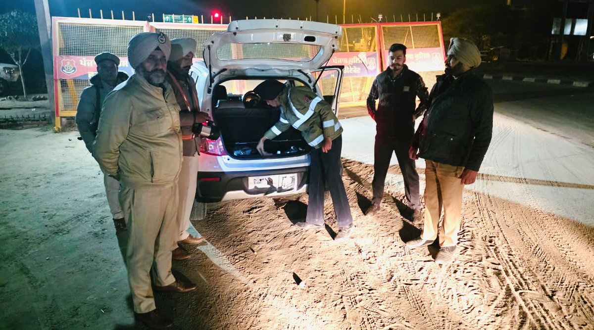 FaridkotPolice's tweet image. ਮਜ਼ਬੂਤ ​​ਨਾਕਾਬੰਦੀਆਂ 🚧 | ਚੌਕਸ ਗਸ਼ਤ 🚓 | ਰਿਸਪੌਂਸ ਟੀਮਾਂ ਨਾਲ ਹਰ ਰਾਤ ਸੁਰੱਖਿਅਤ 🚨

ਫਰੀਦਕੋਟ ਪੁਲਿਸ ਵੱਲੋਂ ਨਾਕਿਆਂ, ਗਸ਼ਤ ਅਤੇ ਪੀ.ਸੀ.ਆਰ ਮੋਟਰਸਾਈਕਲਾਂ ਰਾਹੀਂ ਸਖ਼ਤ ਨਿਗਰਾਨੀ। ਜੀ.ਓ ਅਤੇ ਐਸ.ਐਚ.ਓ ਪੁਲਿਸ ਸਟੇਸ਼ਨਾਂ ਅਤੇ ਰਾਤ ਦੀ ਡਿਊਟੀ ਦਾ ਨਿਰੀਖਣ ਕਰਦੇ ਹਨ, ਸਹੀ ਮਾਰਗਦਰਸ਼ਨ ਅਤੇ ਸੁਰੱਖਿਅਤ ਰਾਤ ਲਈ ਵਧੇਰੇ ਚੌਕਸੀ ਨੂੰ ਯਕੀਨੀ…