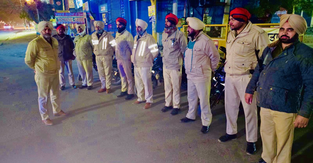 FaridkotPolice's tweet image. ਮਜ਼ਬੂਤ ​​ਨਾਕਾਬੰਦੀਆਂ 🚧 | ਚੌਕਸ ਗਸ਼ਤ 🚓 | ਰਿਸਪੌਂਸ ਟੀਮਾਂ ਨਾਲ ਹਰ ਰਾਤ ਸੁਰੱਖਿਅਤ 🚨

ਫਰੀਦਕੋਟ ਪੁਲਿਸ ਵੱਲੋਂ ਨਾਕਿਆਂ, ਗਸ਼ਤ ਅਤੇ ਪੀ.ਸੀ.ਆਰ ਮੋਟਰਸਾਈਕਲਾਂ ਰਾਹੀਂ ਸਖ਼ਤ ਨਿਗਰਾਨੀ। ਜੀ.ਓ ਅਤੇ ਐਸ.ਐਚ.ਓ ਪੁਲਿਸ ਸਟੇਸ਼ਨਾਂ ਅਤੇ ਰਾਤ ਦੀ ਡਿਊਟੀ ਦਾ ਨਿਰੀਖਣ ਕਰਦੇ ਹਨ, ਸਹੀ ਮਾਰਗਦਰਸ਼ਨ ਅਤੇ ਸੁਰੱਖਿਅਤ ਰਾਤ ਲਈ ਵਧੇਰੇ ਚੌਕਸੀ ਨੂੰ ਯਕੀਨੀ…
