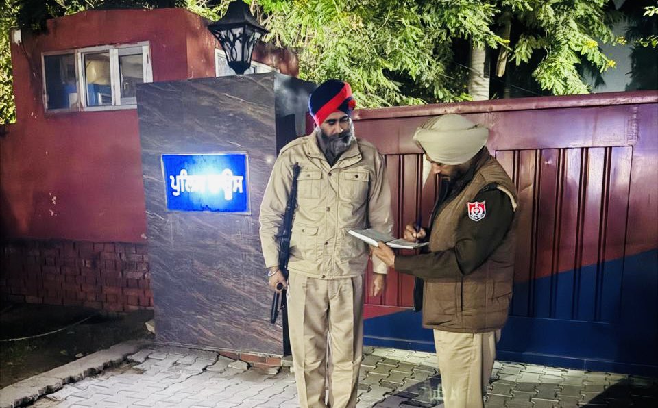 FaridkotPolice's tweet image. ਮਜ਼ਬੂਤ ​​ਨਾਕਾਬੰਦੀਆਂ 🚧 | ਚੌਕਸ ਗਸ਼ਤ 🚓 | ਰਿਸਪੌਂਸ ਟੀਮਾਂ ਨਾਲ ਹਰ ਰਾਤ ਸੁਰੱਖਿਅਤ 🚨

ਫਰੀਦਕੋਟ ਪੁਲਿਸ ਵੱਲੋਂ ਨਾਕਿਆਂ, ਗਸ਼ਤ ਅਤੇ ਪੀ.ਸੀ.ਆਰ ਮੋਟਰਸਾਈਕਲਾਂ ਰਾਹੀਂ ਸਖ਼ਤ ਨਿਗਰਾਨੀ। ਜੀ.ਓ ਅਤੇ ਐਸ.ਐਚ.ਓ ਪੁਲਿਸ ਸਟੇਸ਼ਨਾਂ ਅਤੇ ਰਾਤ ਦੀ ਡਿਊਟੀ ਦਾ ਨਿਰੀਖਣ ਕਰਦੇ ਹਨ, ਸਹੀ ਮਾਰਗਦਰਸ਼ਨ ਅਤੇ ਸੁਰੱਖਿਅਤ ਰਾਤ ਲਈ ਵਧੇਰੇ ਚੌਕਸੀ ਨੂੰ ਯਕੀਨੀ…