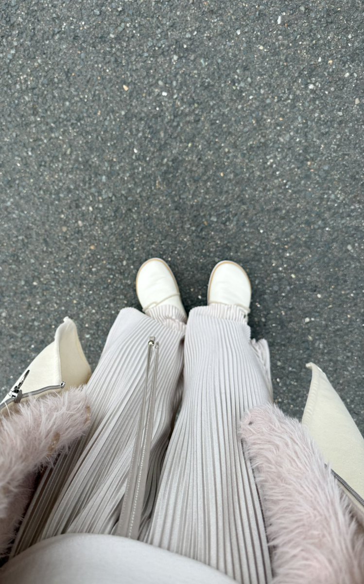 melodymiho1's tweet image. #NERDMIND
#cinqueBOA
#T_IWATA_EX_3JSB 
寒いね🥶
足元あったか🐏久々✨😊

🤍🩷🤍✖️cinqueBOA🐏
行ってきまーす♪