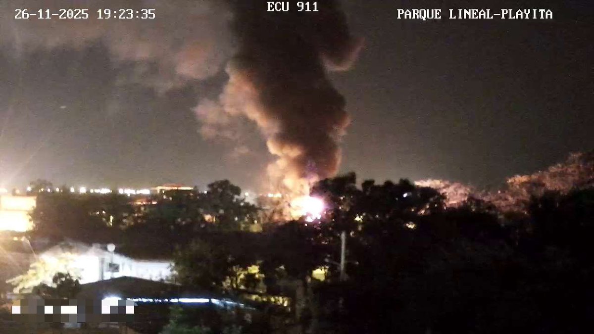 ECU911Machala1's tweet photo. 🚨 Incendio estructural | #Huaquillas – #ElOro 

A través del sistema de #VideovigilanciaECU911 se visualiza un incendio en la Cdla. 9 de Octubre, donde se observa una intensa columna de humo.

La emergencia fue reportada al 9-1-1, por lo que se coordina la atención con @Bomberos que ya trabaja en el sitio, mientras @PoliciaEcuador brinda seguridad y las demás instituciones realizan seguimiento.

Al momento no se registran personas fallecidas.

#ECU911BrindaSeguridadIntegral