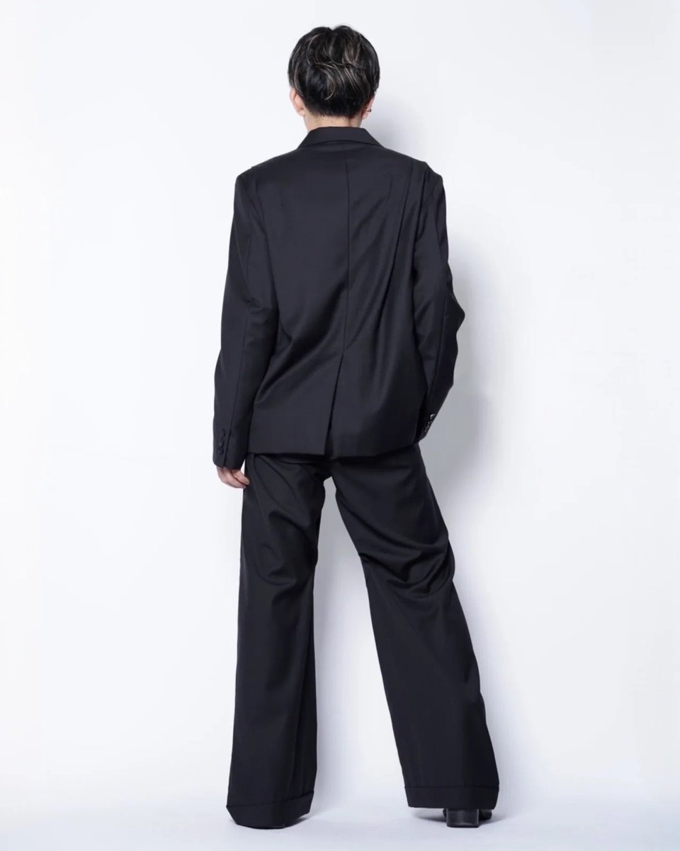 amanojak_koyama's tweet photo. セットアップとして、
全体観としてのアウトラインは
非常に美しいのに、

フロントには
ランダムなタックやつまみが...!!

このチャレンジングな芸術性と
それを着地させる完成度こそが、
彼がギャルソンで買われていた能力の
一つなのだろう。

即興的なようで計算ずくの
パターンメイキングは
若手ブランドの中でも
光るものがあると感じている。

https://t.co/RbyXXcsaSM