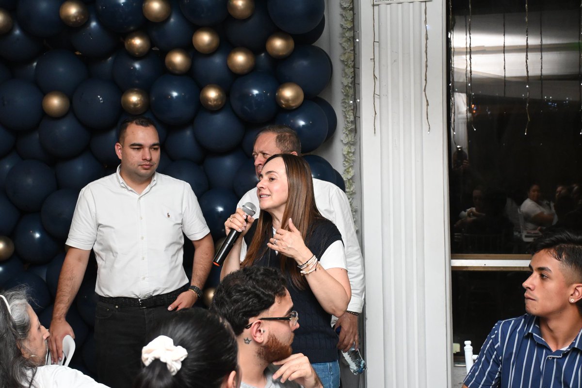 SenadorTrujillo's tweet image. Hoy estuvimos con amigos de mi querida esposa Patricia Ramírez, en Itagui, un grupo que siempre ha creído en nuestro proyecto y nos inspira a continuar avanzando. Hablamos de lo que hemos logrado juntos y de los desafíos que afrontamos para seguir construyendo una ciudad que nos…