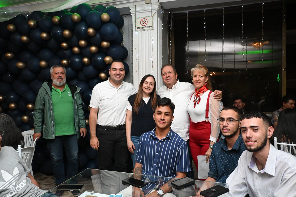 SenadorTrujillo's tweet image. Hoy estuvimos con amigos de mi querida esposa Patricia Ramírez, en Itagui, un grupo que siempre ha creído en nuestro proyecto y nos inspira a continuar avanzando. Hablamos de lo que hemos logrado juntos y de los desafíos que afrontamos para seguir construyendo una ciudad que nos…