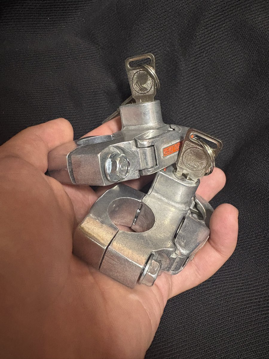 sampo_88dohc's tweet image. そういや似たようなもん持ってたな…って思って確認したら違った
多分こっちは部品で出てて数いっぱいある
あと2、3個どこかに埋まってるはずだけど鍵のタイプはどうだったかなぁ…