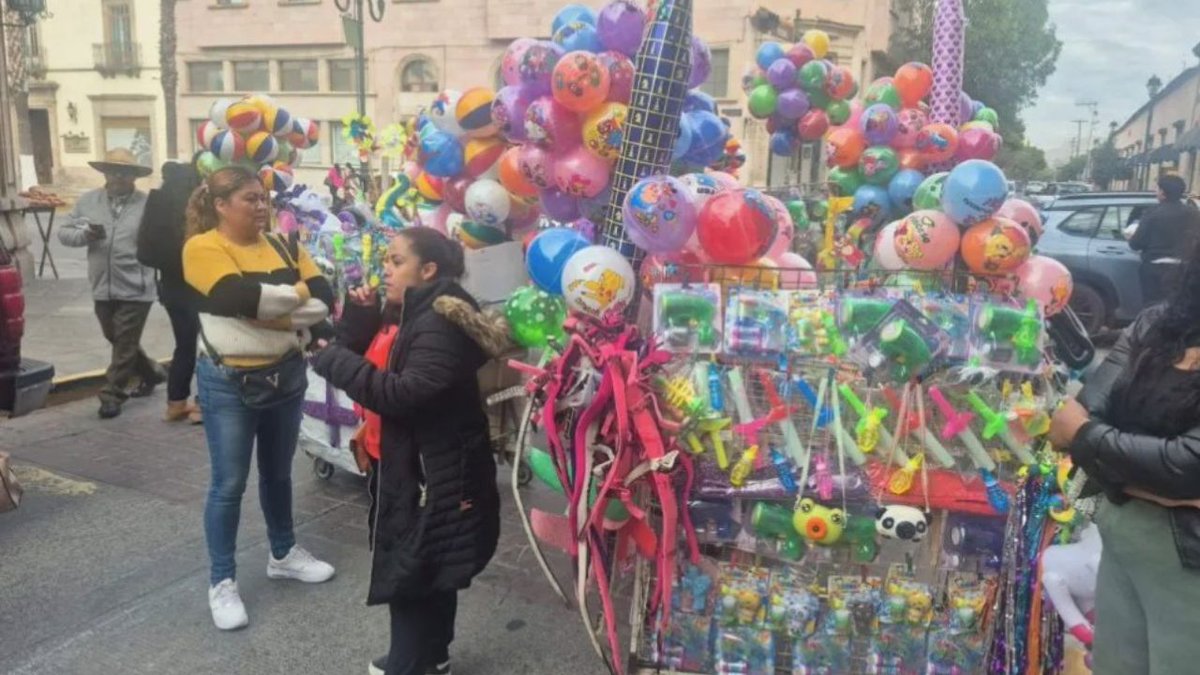 DURANGO: Globeros permanecerán en la Plaza de Armas este diciembre 🎈🌽

El equipo de Baja News realizó un recorrido por la Plaza de Armas y platicó con autoridades, inspectores y comerciantes ambulantes sobre la reubicación y regulación de los puestos de globos y elotes. Todos