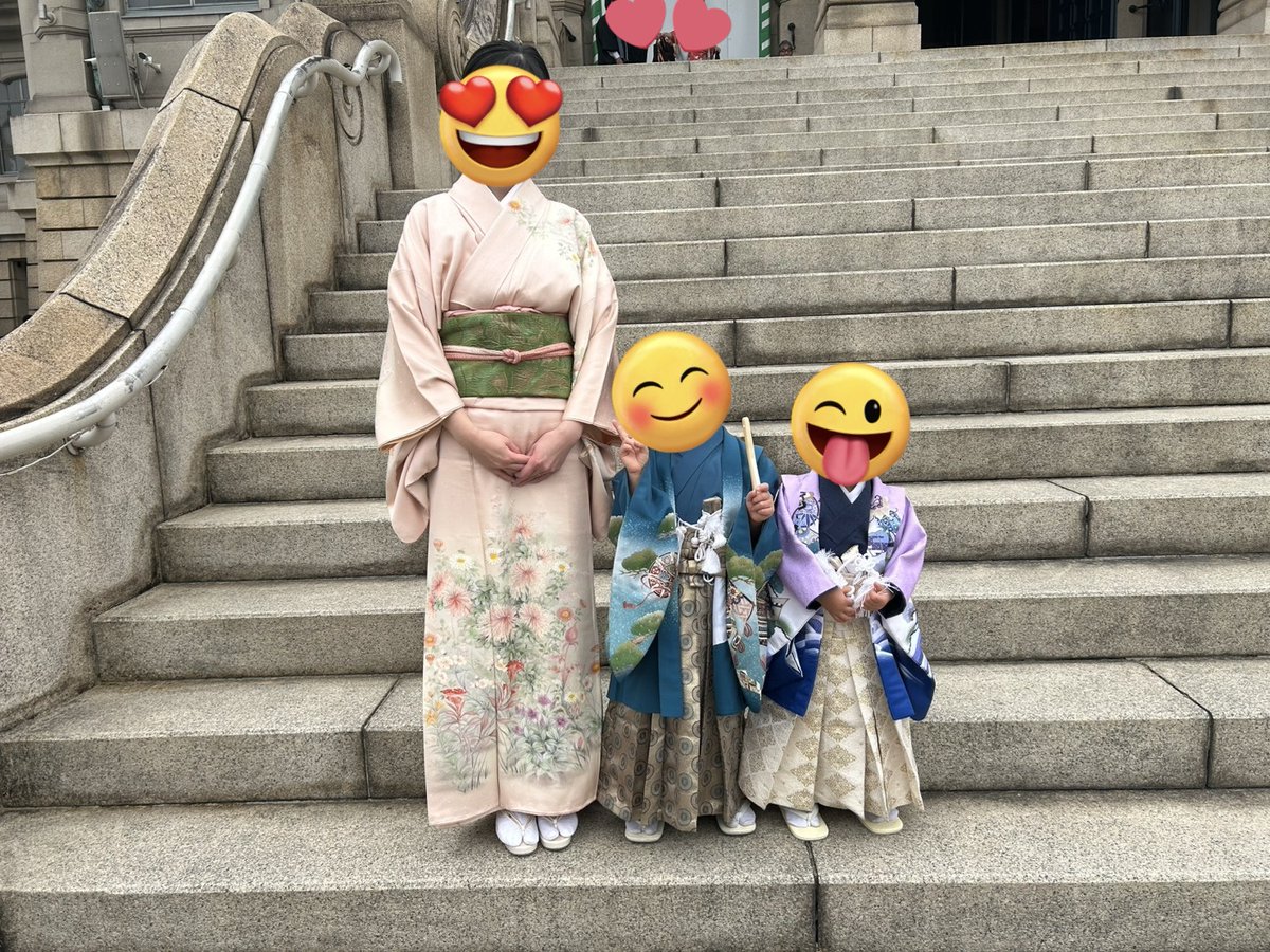 tnkstk99's tweet photo. 先日、長男と次男の七五三でした！
子供たちが袴を着るなら私も着物を着ようと思い、母から借りてYouTube見ながらセルフで着ました。
両家のじぃじばぁばも勢揃いでお祝い出来て良かった！
子供たちの成長に感謝🩷 https://t.co/fLKPdbRS20