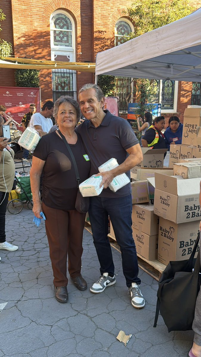 AVillaraigosa's tweet image. When so many people are struggling with the high cost of living, giving back matters more than ever. 

Thank you @picounionproj for stepping up and building community.