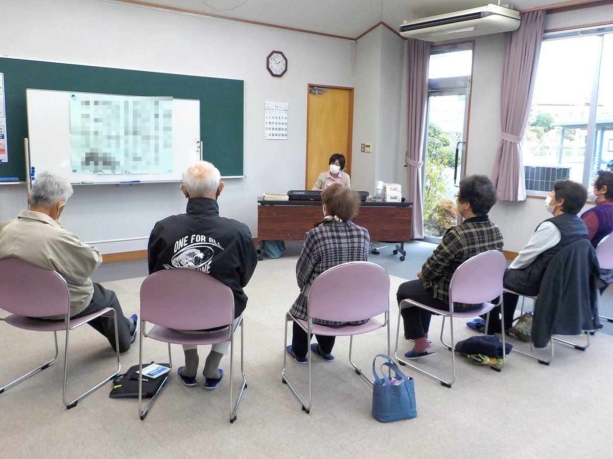 11月26日、吉浜地区「よしはま大学」第5回は「音楽の処方箋」、講師は音楽療法士の立花先生。早口言葉で口の運動と発声練習のあと、“東京に上京～東京を満喫～故郷に帰る”様子をさまざまな曲で歌い,「今日もたくさん歌って笑ってとても良かった✨」と今年度の活動を終えました。#公民館　#大船渡