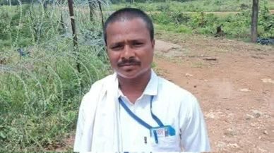 atsshow7's tweet image. ये लक्ष्मण बरसे हैं, जो छत्तीसगढ़ के सुकमा ज़िले के सिलगेर गाँव के एक शिक्षक हैं।

उन्होंने अपना जीवन आदिवासी बच्चों को शिक्षित करने के लिए समर्पित कर दिया। कुछ महीने पहले, नक्सलियों ने उनके घर में घुसकर उनकी पत्नी और परिवार के सामने उनकी बेरहमी से हत्या कर दी।

आपको तथाकथित…