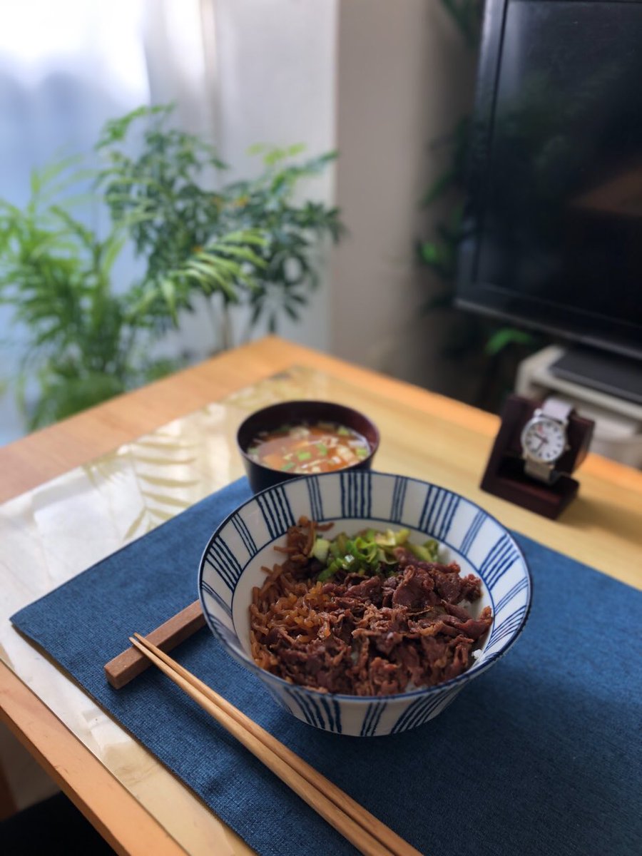 おはようございます

ごはん日記
11月27日 木曜日 朝

牛丼
豆腐の味噌汁

浅草今半流 牛丼のぐ  をいただきました。
なるほど、いつも食べる味とは違いました
どちらかというと、すき焼きに近いかな？食感はほろほろとしていますが
ちなみに、つゆだくです(笑)