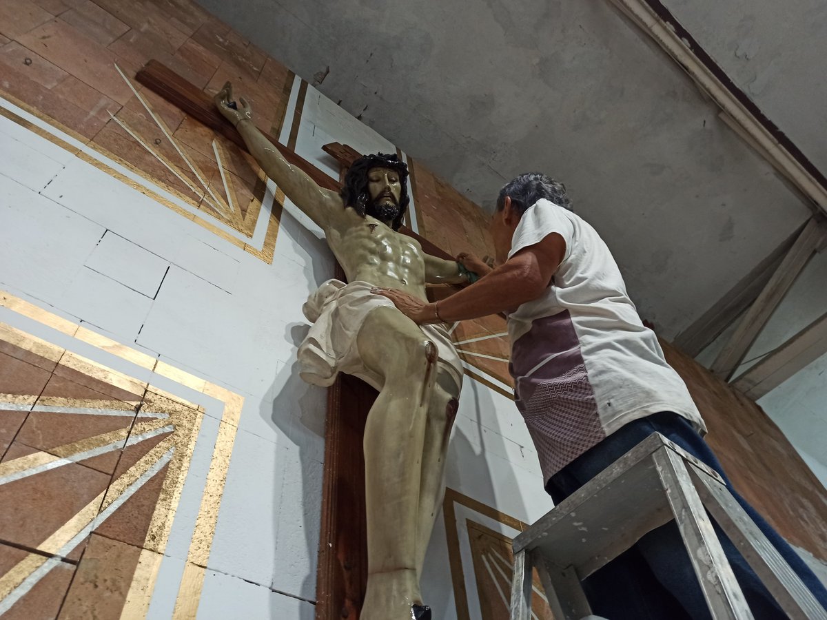 KofC17543's tweet image. Los Hermanos Caballeros realizamos con esmero la limpieza de la sagrada cruz que preside nuestro presbiterio parroquial, cuidando cada detalle con devoción y cariño, en preparación para la Solemnidad de Jesucristo Rey del Universo. Nov 21, 2025.

@KofC #KofC #KnightsofColumbus