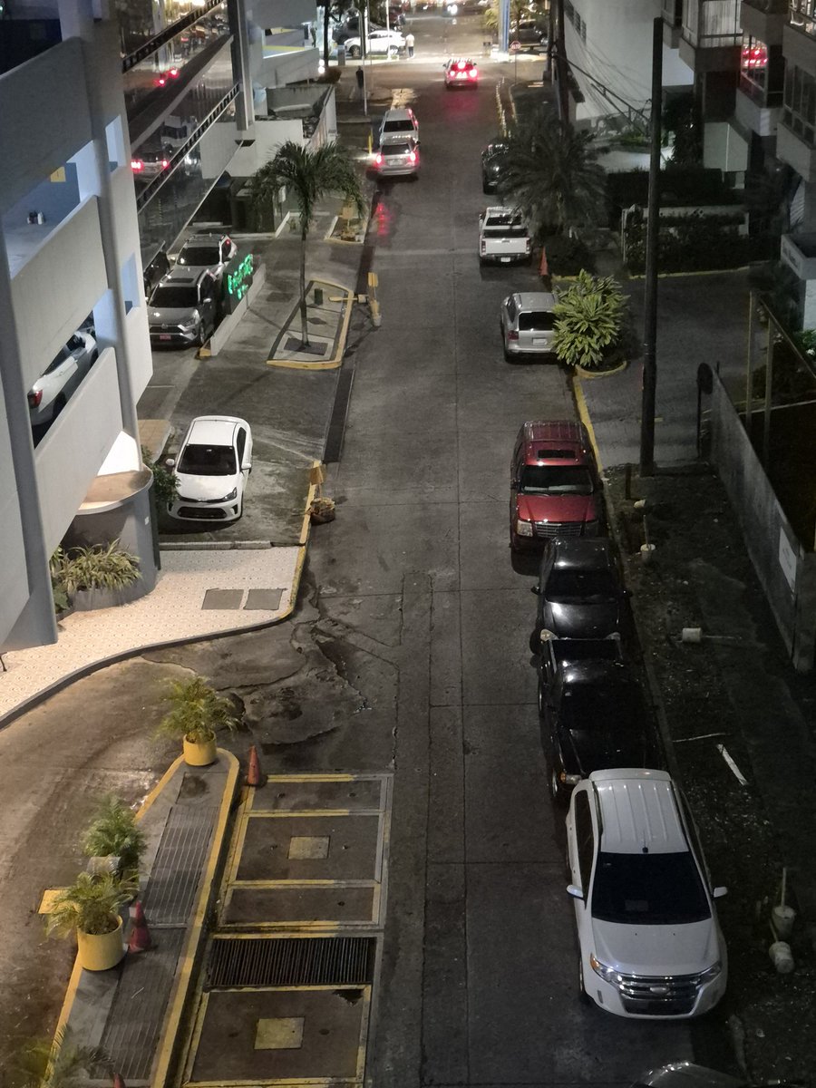 Harta de gente como esta que deja su vehiculo dónde le da la gana! Todos haciendo malabares para salir o entrar. Marbella es un ejemplo del caos urbano