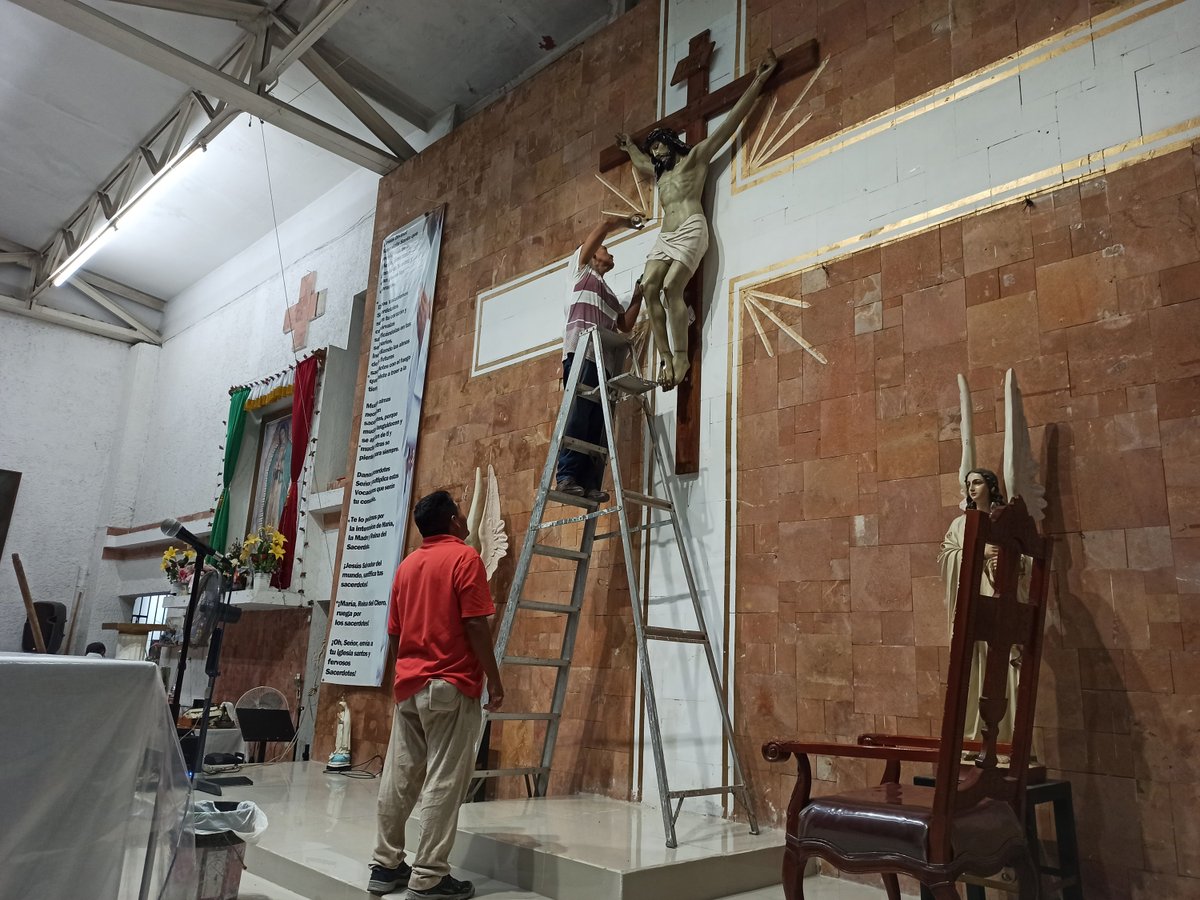 KofC17543's tweet image. Los Hermanos Caballeros realizamos con esmero la limpieza de la sagrada cruz que preside nuestro presbiterio parroquial, cuidando cada detalle con devoción y cariño, en preparación para la Solemnidad de Jesucristo Rey del Universo. Nov 21, 2025.

@KofC #KofC #KnightsofColumbus