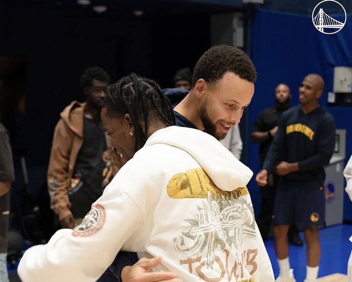 nicekicks's tweet image. Stephen Curry pulled up in the Travis Scott x Air Jordan 1 Low before facing off against the Houston Rockets 👀 @trvisXX