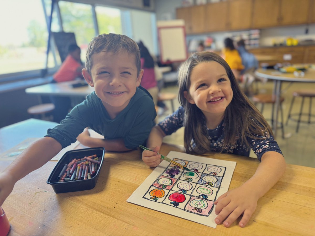 Ratka_K's tweet image. Thankful for a colorful fall in the art room; bright and messy in all the best ways 🍁 Happy Thanksgiving! #arted #elementaryart