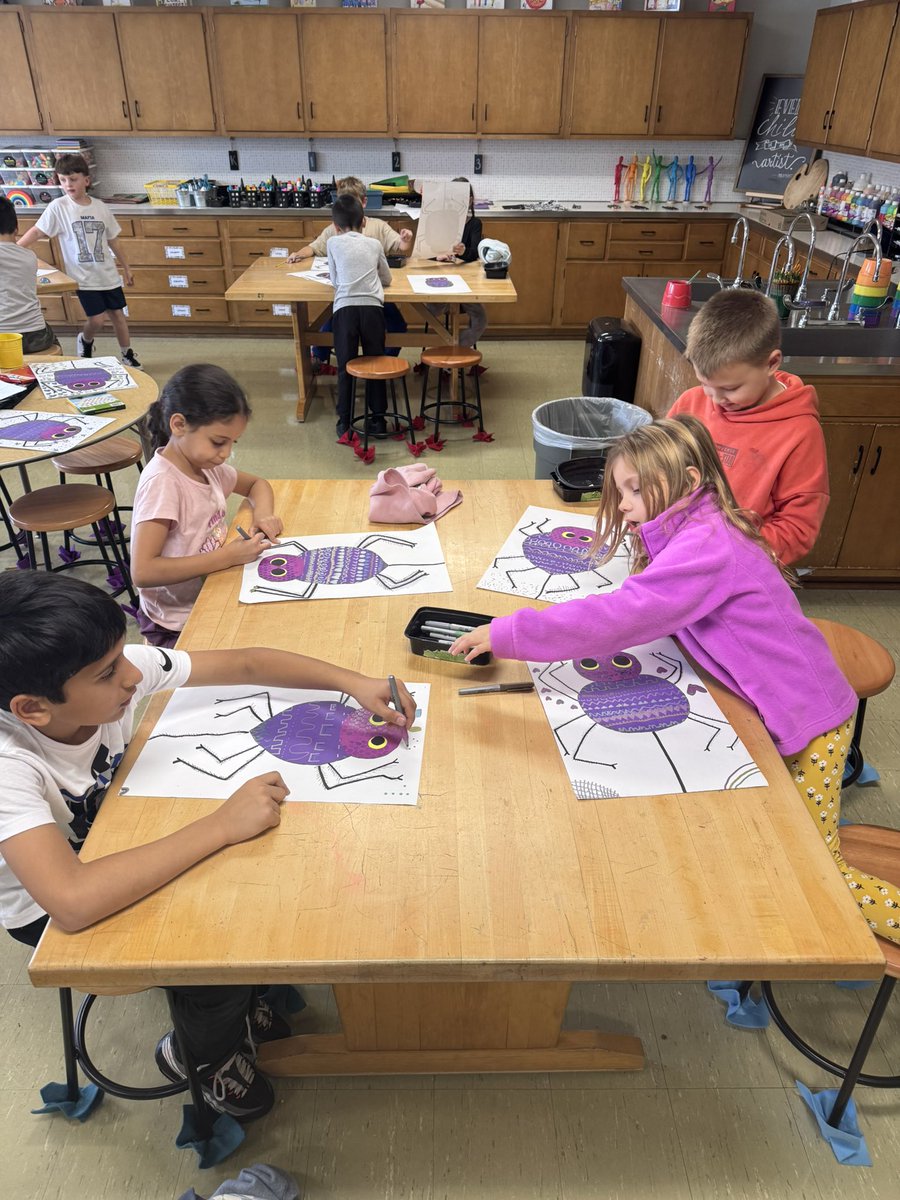 Ratka_K's tweet image. Thankful for a colorful fall in the art room; bright and messy in all the best ways 🍁 Happy Thanksgiving! #arted #elementaryart