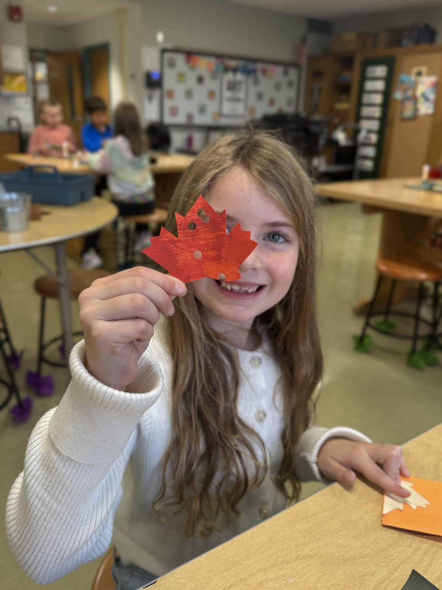 Ratka_K's tweet image. Thankful for a colorful fall in the art room; bright and messy in all the best ways 🍁 Happy Thanksgiving! #arted #elementaryart