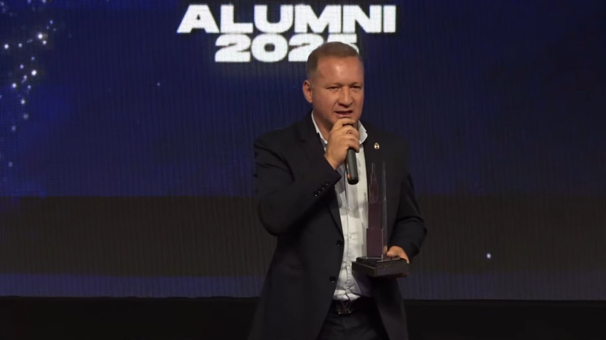 Después del escándalo entre Barracas y #Huracán, Tapia le entregó al expresidiario Abel Poza el premio al Mejor Secanucas del Año.
Recordemos que el presidente en 5 años de gestión no logró NI UN SOLO TÍTULO, contra su predecesor proscripto, que logró dos.