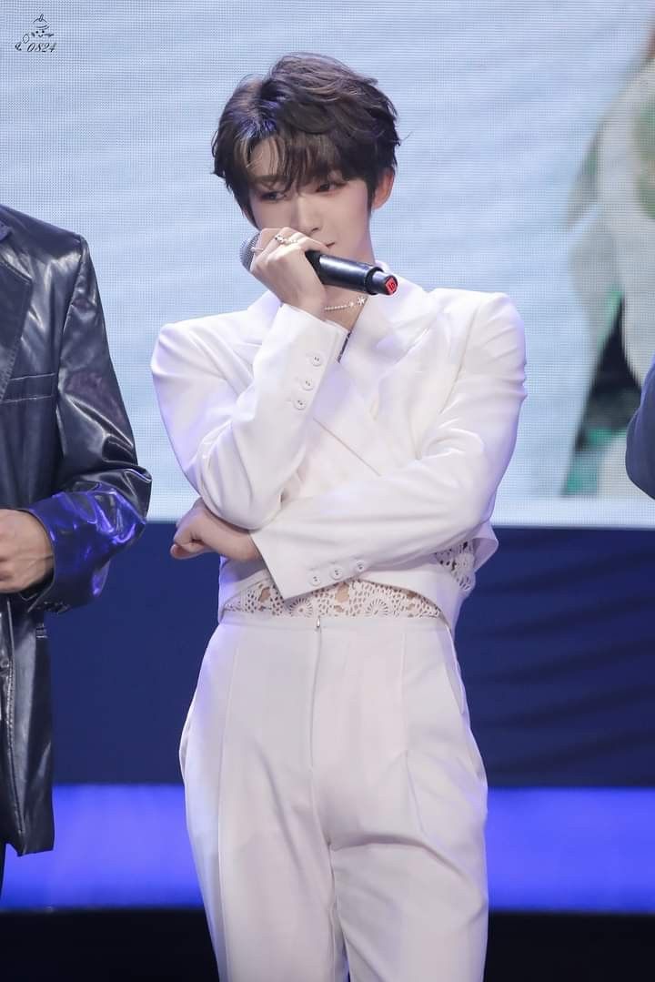 JuneGot72's tweet image. แล้วใช่ค่ะวันนั้นเราเมาเอวลูกค่ะแง้ เอวเท้านี้แง้ 🤏  น้องออร่ามาก วันนั้นฉันตะโกนในโทรศัพท์ สวย!!!!!!!!!!!! 

#LiuYu #刘宇 #リュウユ
#리우위 #หลิวอวี่ #LưuVũ