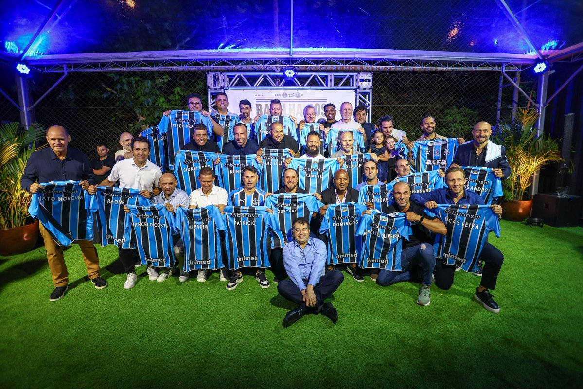 Gremio's tweet image. UM TIME IMORTAL 🇪🇪💪🏾 Reunimos os atletas da histórica Batalha dos Aflitos. Há 20 anos, esse time fazia história no futebol mundial. Um jogo único, épico e que ficará marcado para sempre no coração de cada Tricolor. Viva o Grêmio, o Imortal! 

📸 Lucas Uebel | Grêmio FBPA