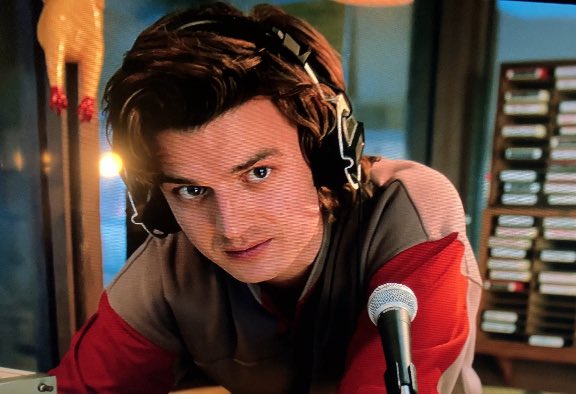 Night_Daisie's tweet image. Steve Harrington looking gorgeous in ep 1