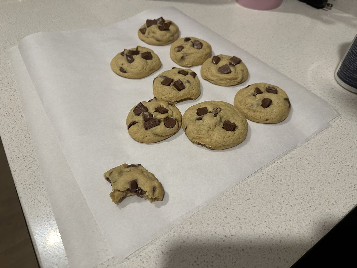 mamamichonn3's tweet image. Jade spends her evenings baking bready chocolate chip cookies topped with extra chocolate and coarse salt in case you were #curious