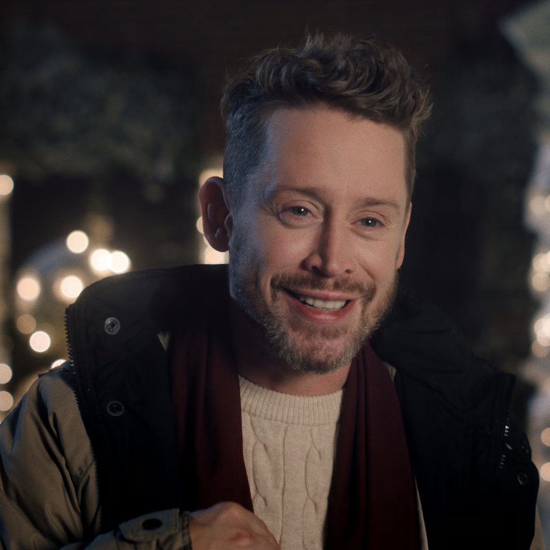 cinemaclt's tweet image. 🚨 AGORA | Macaulay Culkin revelou que seu filhos  adoram &apos;Esqueceram de Mim&apos;, mas que eles não fazem ideia de que ele é o Kevin.  

O ator disse que vai &quot;manter a ilusão o máximo de tempo possível&quot;.