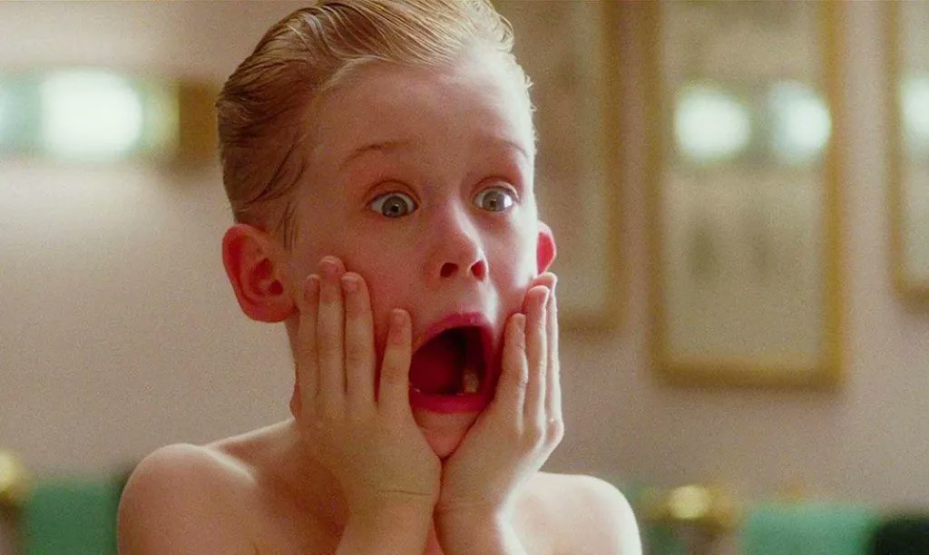 cinemaclt's tweet image. 🚨 AGORA | Macaulay Culkin revelou que seu filhos  adoram &apos;Esqueceram de Mim&apos;, mas que eles não fazem ideia de que ele é o Kevin.  

O ator disse que vai &quot;manter a ilusão o máximo de tempo possível&quot;.