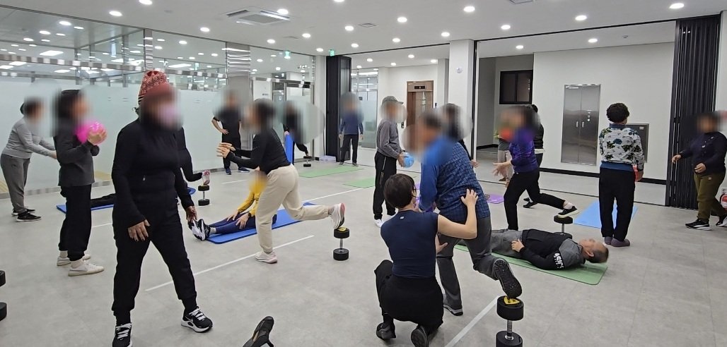 goodssalhapssal's tweet image. 어제 크로스핏식 조합 시니어에 맞게 난이도 조정해서 복근-하체-밸런스 돌아가며 3인 1조로 돌렸더니 엄청 재밌어하심. 소도구 안전한 유아용 탱탱볼로 한 명은 싱글렉으로 버티며 런지 패스, 스쿼트 패스, 누운 사람은 허리 다치지 않도록 상복근만 사용하는 크런치패스로 공 전달하기를 게임처럼.