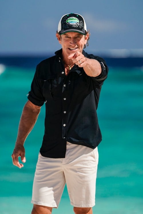 RobsFactChecker's tweet image. &quot;Yellow Sophie crossing the blue beam behind Blue Sophi!&quot; #Survivor