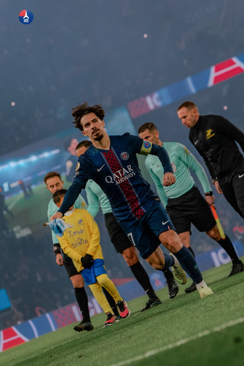 LMDPSG's tweet image. 🚨 Vitinha Ballon d'Or ! 🌕

C'est en tout cas ce que prévoit Thomas Frank, après la masterclass du génie portugais ce mercredi soir.

« Vitinha a terminé 3e du dernier Ballon d’Or. Wow ! Vraiment, wow ! C’est le meilleur milieu de terrain du monde. Il sera le prochain Ballon…