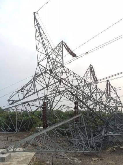 Aceh's tweet image. Aceh mati Lampu akibat banjir. PLN Aceh minta bantuan PLN Pusat untuk bantu perbaiki transmisi transmisi yang tumbang di wilayah Aceh.

Ibukota Banda Aceh mati lampu karena tidak ada PLTG khusus untuk Banda Aceh dan sekitar; Dan harus selalu tergantung dgn transmisi transmisi…