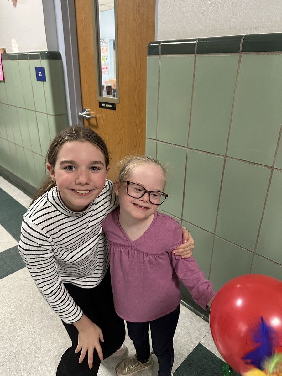 So much fun at the School 8 Second Grade Balloon Parade! 🦃🧡 <a href="/O_School8/">Oceanside School #8</a>