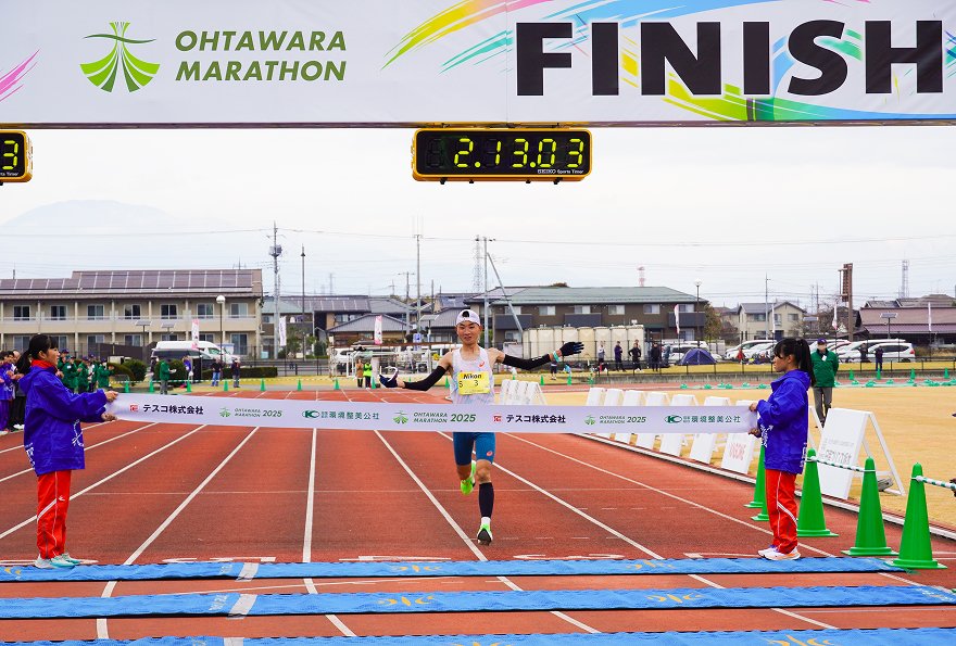 RUNNETJP's tweet image. 11月23日（日）に開催された大田原マラソン2025では、フルマラソン男子の部で大会新記録が誕生。
2時間13分4秒で優勝したのは、地元紙・下野新聞社の大田和一斗さん（栃木・23歳）でした。…