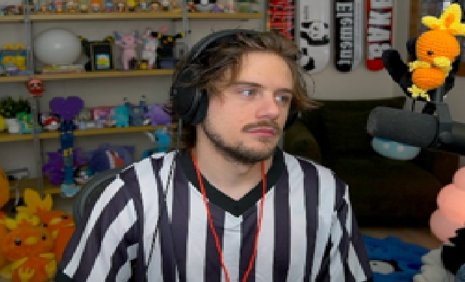 WarnTV's tweet image. i wore my referee shirt for the owcs world finals and everyone called me a footlocker employee