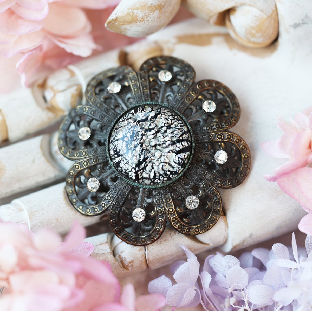 海福雑貨通販部の【ヴィンテージアクセサリー】に、モノトーンのお花